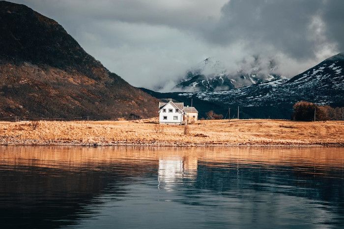 krajobraz Norwegii - dom, morze, góry